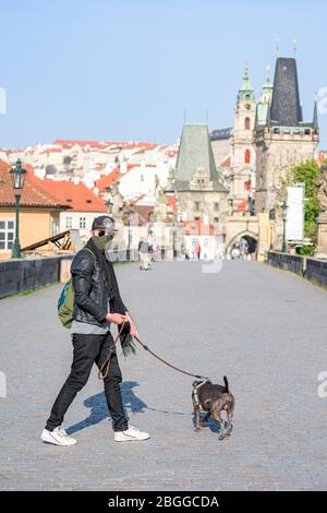 Menschen auf der Karlsbrücke in Prag während der Quarantäne Stockfoto
