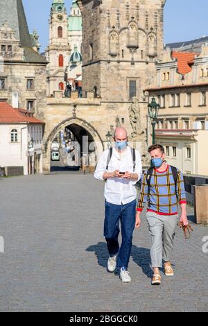 Menschen auf der Karlsbrücke in Prag während der Quarantäne Stockfoto
