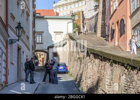Menschen auf der Treppe zur Prager Burg während der Quarantäne Stockfoto