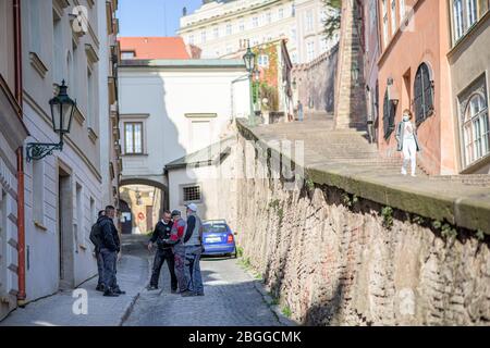 Menschen auf der Treppe zur Prager Burg während der Quarantäne Stockfoto