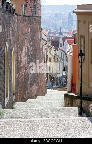 Leere Treppe zur Prager Burg während der Quarantäne Stockfoto