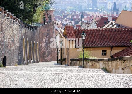 Leere Treppe zur Prager Burg während der Quarantäne Stockfoto