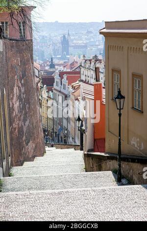 Leere Treppe zur Prager Burg während der Quarantäne Stockfoto