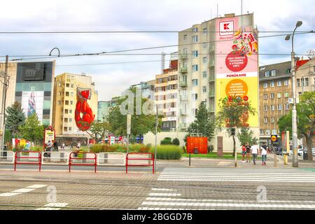 BRATISLAVA, SLOWAKEI - 01. SEPTEMBER 2019: Blick auf den Kamenne-Platz Anfang Herbst Stockfoto