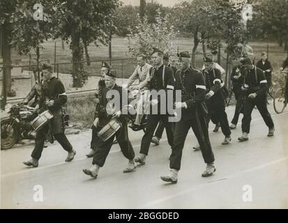 Het detachement van de Studenten Weerbaarheid Pro Patria onderweg op de vierde d Stockfoto