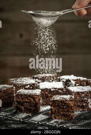 Schokoladenkuchen mit Puderzucker bestreut Stockfoto