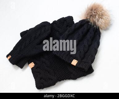 Outfit für Winterfrauen. Set aus Kleidung und Accessoires Stockfoto