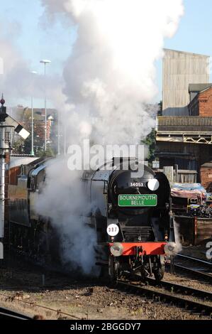 'Sir Keith Park' fährt mit dem Zug nach Bridgnorth von Kidderminster Town ab. Stockfoto