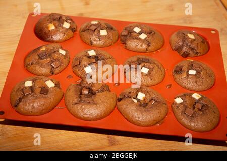 Cookies mit Schokoladenchip auf Holzhintergrund in der Draufsicht Stockfoto