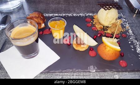 Tasse Kaffee Dessert Gebäck Cookies auf Schiefertafel Tisch Hintergrund Stockfoto