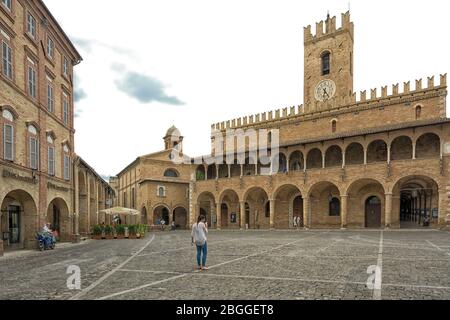 Piazza del Popolo, Offida Dorf, Ascoli Piceno District, Marche, Italien Stockfoto