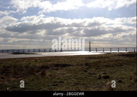 Zweite Severn Crossing (Prince of Wales Bridge) vom Wales Coast Path in der Nähe von Blackrock, Portskewett. Stockfoto
