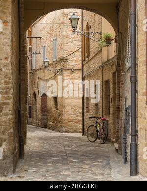 Offida, ein altes Dorf in den Marken von Italien. Stockfoto