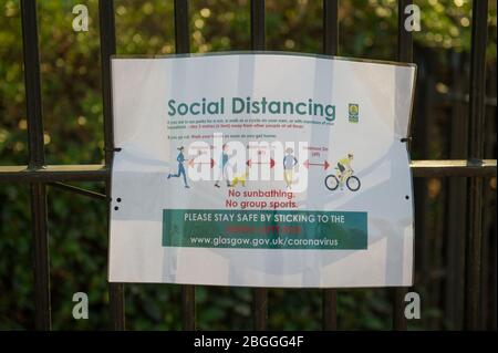 Glasgow, Großbritannien. April 2020. Im Bild: Schild am Parktor, das die Menschen über soziale Distanz im Park berät. Szenen aus dem Kelvingrove Park in Glasgow während der Sperrung des Coronavirus (COVID-19). Quelle: Colin Fisher/Alamy Live News Stockfoto