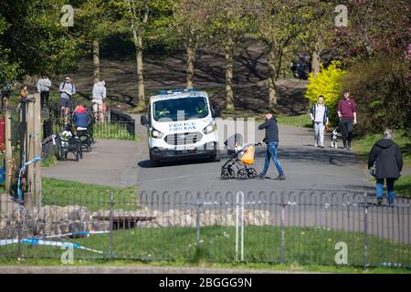 Glasgow, Großbritannien. April 2020. Im Bild: Eine hohe Polizeipräsenz im Park, um sicherzustellen, dass alle sozial distanziert sind und nicht mehr als ihre zugeteilte Stunde täglicher Bewegung nehmen. Szenen aus dem Kelvingrove Park in Glasgow während der Sperrung des Coronavirus (COVID-19). Quelle: Colin Fisher/Alamy Live News Stockfoto