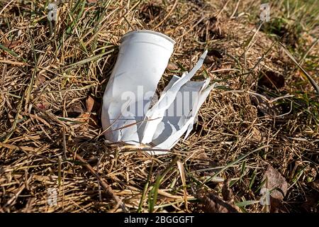 Kunststoffabfälle werden auf einer Wiese achtlos entsorgt Stockfoto