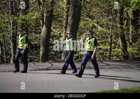 Glasgow, Großbritannien. April 2020. Im Bild: Eine hohe Polizeipräsenz im Park, um sicherzustellen, dass alle sozial distanziert sind und nicht mehr als ihre zugeteilte Stunde täglicher Bewegung nehmen. Szenen aus dem Kelvingrove Park in Glasgow während der Sperrung des Coronavirus (COVID-19). Quelle: Colin Fisher/Alamy Live News Stockfoto