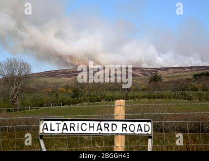 Ballycastle Nordirland-21. April 2020. 70 Feuerwehrleute aus ganz Nordirland besuchen die außer Kontrolle geratenen Waldbrände Feuerwehrleute kämpfen in der Nähe von Ballycastle in der Grafschaft Antrim gegen zwei große Waldbrände. Auch Spezialeinheiten wurden aufgrund der Beschaffenheit des Geländes beauftragt. Trockene Böden behindern ihre Bemühungen und Rauch aus dem Feuer kann von Antrim Stadt und Coleraine gesehen werden.Bildquelle: Steven McAuley/Alamy Live News Stockfoto