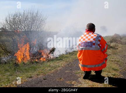 Ballycastle Nordirland-21. April 2020. 70 Feuerwehrleute aus ganz Nordirland besuchen die außer Kontrolle geratenen Waldbrände Feuerwehrleute kämpfen in der Nähe von Ballycastle in der Grafschaft Antrim gegen zwei große Waldbrände. Auch Spezialeinheiten wurden aufgrund der Beschaffenheit des Geländes beauftragt. Trockene Böden behindern ihre Bemühungen und Rauch aus dem Feuer kann von Antrim Stadt und Coleraine gesehen werden.Bildquelle: Steven McAuley/Alamy Live News Stockfoto