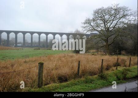 44871 führt 45407 'The Lancashire Fusilier' über das Cynghordy Viaduct mit der Cardiff - Preston Etappe der 'Great Britain VI' Bahntour. Stockfoto