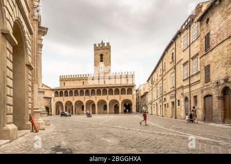 Die dreieckige hauptplatz von Offida Village, eines der schönsten Beispiele der bürgerlichen Architektur des 15.. Jahrhunderts in der Region Marken - Italien Stockfoto