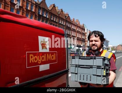 London, Großbritannien. April 2020. Ein Liefermann liefert am 21. April 2020 Pakete in London, Großbritannien. Weitere 823 Personen, die positiv auf COVID-19 getestet haben, sind am Montag Nachmittag in Krankenhäusern in Großbritannien gestorben, was die Gesamtzahl der Todesfälle durch Coronavirus auf 17,337 Personen bringt, teilte das Ministerium für Gesundheit und Soziales am Dienstag mit. Am Dienstagmorgen haben 129,044 Menschen positiv auf COVID-19 getestet, was eine tägliche Steigerung von 4,301 darstellt, sagte die Abteilung. Kredit: Han Yan/Xinhua/Alamy Live News Stockfoto