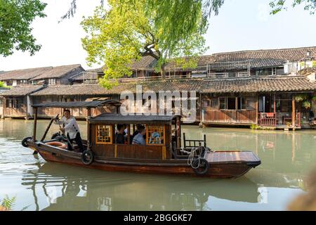 Wuzhen, China - 9. Mai 2019: Blick auf die Altstadt von Wuzhen vom Fluss aus mit einem Holzboot. Wuzhen eine alte Stadt in Zhejiang China. Stockfoto