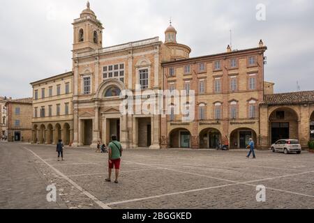 Die dreieckige hauptplatz von Offida Village, eines der schönsten Beispiele der bürgerlichen Architektur des 15.. Jahrhunderts in der Region Marken - Italien Stockfoto