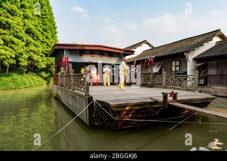 Wuzhen, China - 9. Mai 2019: Traditionelle chinesische Ausstellung auf einem Holzboot in der alten Stadt China Stockfoto