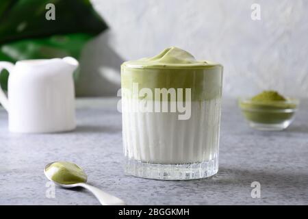 Dalgona Iced Matcha Tee Latte mit cremigem Schlagmatcha. Leckeres trendiges Getränk. Nahaufnahme. Stockfoto