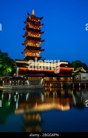 Wuzhen, China - 9. Mai 2019: Nachtsicht des bailischen Tempels in Wuzhen, einer alten Stadt in Zhejiang, China. Stockfoto