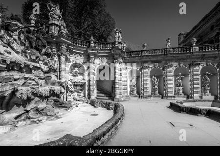 Der Schlosskomplex Zwinger Brunnen im Barockstil. Schwarzweiß-Foto. Stockfoto