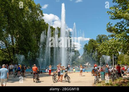 Menschen, die die musikalische Brunnenshow auf Margaret Island beobachten Stockfoto