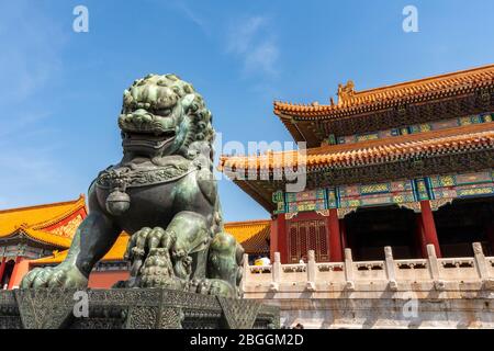 Peking, China - 10. Mai 2019: Die Statue von Pixiu am Eingang des Palastes in China Stockfoto