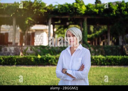 Portrait reife Frau während der Ruhe im Park Stockfoto