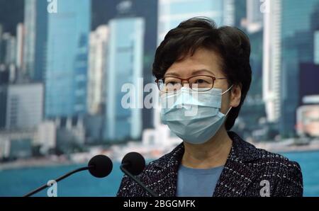 Hongkong, China. April 2020. Die Geschäftsführerin der Sonderverwaltungsregion Hongkong (HKSAR) Carrie Lam spricht auf einer Pressekonferenz in Hongkong, Südchina, am 21. April 2020. MIT "Hongkong um soziale Distanzierungsmaßnahmen für weitere 2 Wochen inmitten der COVID-19-Epidemie auszudehnen" zu gehen.Quelle: Lui Siu Wai/Xinhua/Alamy Live News Stockfoto