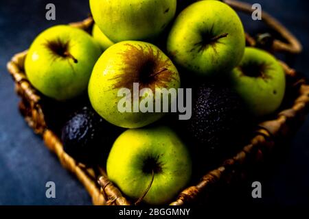 Nahaufnahme von Äpfeln und Avocados in Korbschale Stockfoto