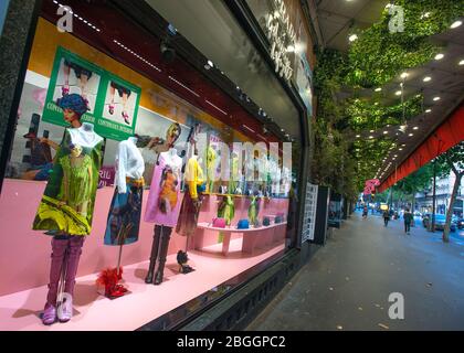 Galeries Lafayette Prada Schaufenster Shopping auf Boulevard Haussmann, Paris, Frankreich Stockfoto