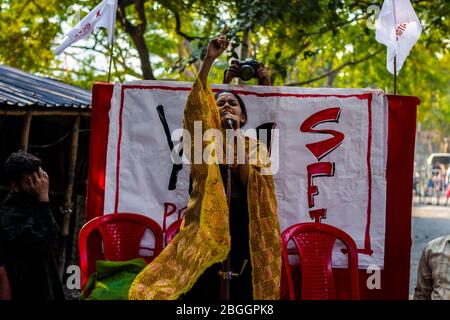 Studenten der Jadavpur Universität mit Aishee Ghosh einen Aufruf zu verurteilen und Widerstand gegen den Faschismus von ABVP und BJP in der Universität Stockfoto