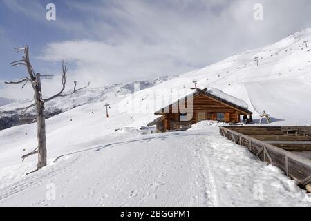 Blick vom Bergrestaurant Schwemmalm auch Ausserschwemmalm genannt, auf Skilift und Piste Berg Mutegg, Ultental, Südtirol, Italien Stockfoto