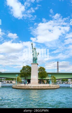 Nachbildung der Freiheitsstatue auf Île aux Cygnes, Paris, Frankreich Stockfoto