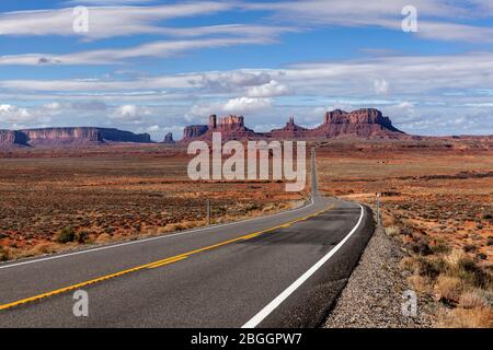 AZ00403-00...ARIZONA - US Highway 163 mit Monument Valley in der Ferne. Stockfoto