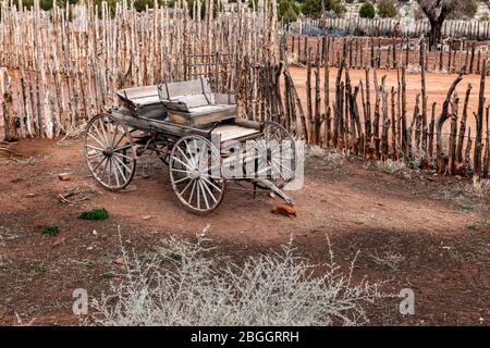 AZ00409-00...ARIZONA - Buckboard Wagon und Corral Fence in Pipe Springs National Monument. Stockfoto