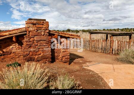 AZ00410-00...ARIZONA - Osthütte und Einzäunung in Pipe Springs National Monument. Stockfoto