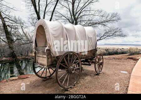 AZ00411-00...ARIZONA - Pionier Wagen in Pipe Springs National Monument. Stockfoto