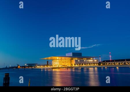 Opernhaus in Kopenhagen (Dänemark). Abendaufnahme in der Dämmerung (blaue Stunde) Stockfoto