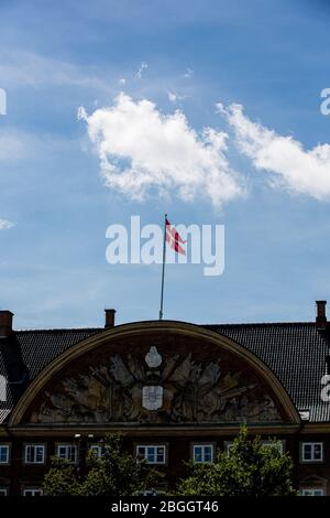 Dänische Flagge in Kopenhagen, Dänemark an einem klaren Sommertag Stockfoto