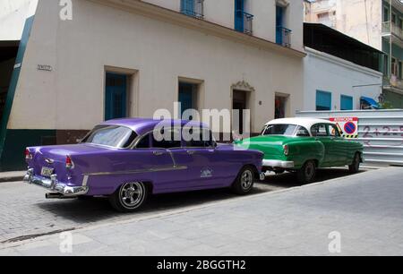 Zwei klassische amerikanische Autos in Alt-Havanna, Kuba Stockfoto