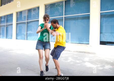 Tanzende Salsa auf der Straße, normal für Havanna, Kuba Stockfoto