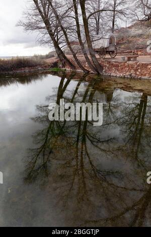 AZ00415-00...ARIZONA - Teich und Pionier Wagen in Pipe Springs National Monument. Stockfoto